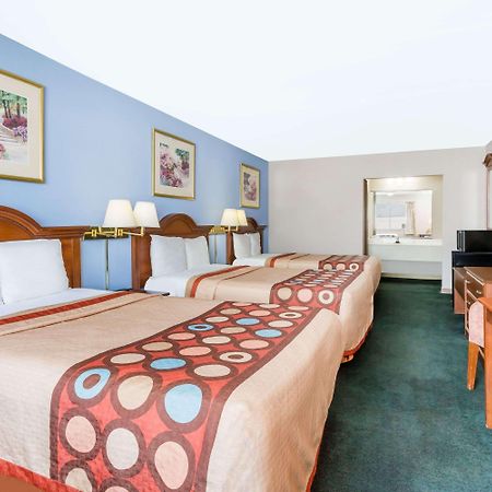 Super 8 By Wyndham Greensboro Exterior photo