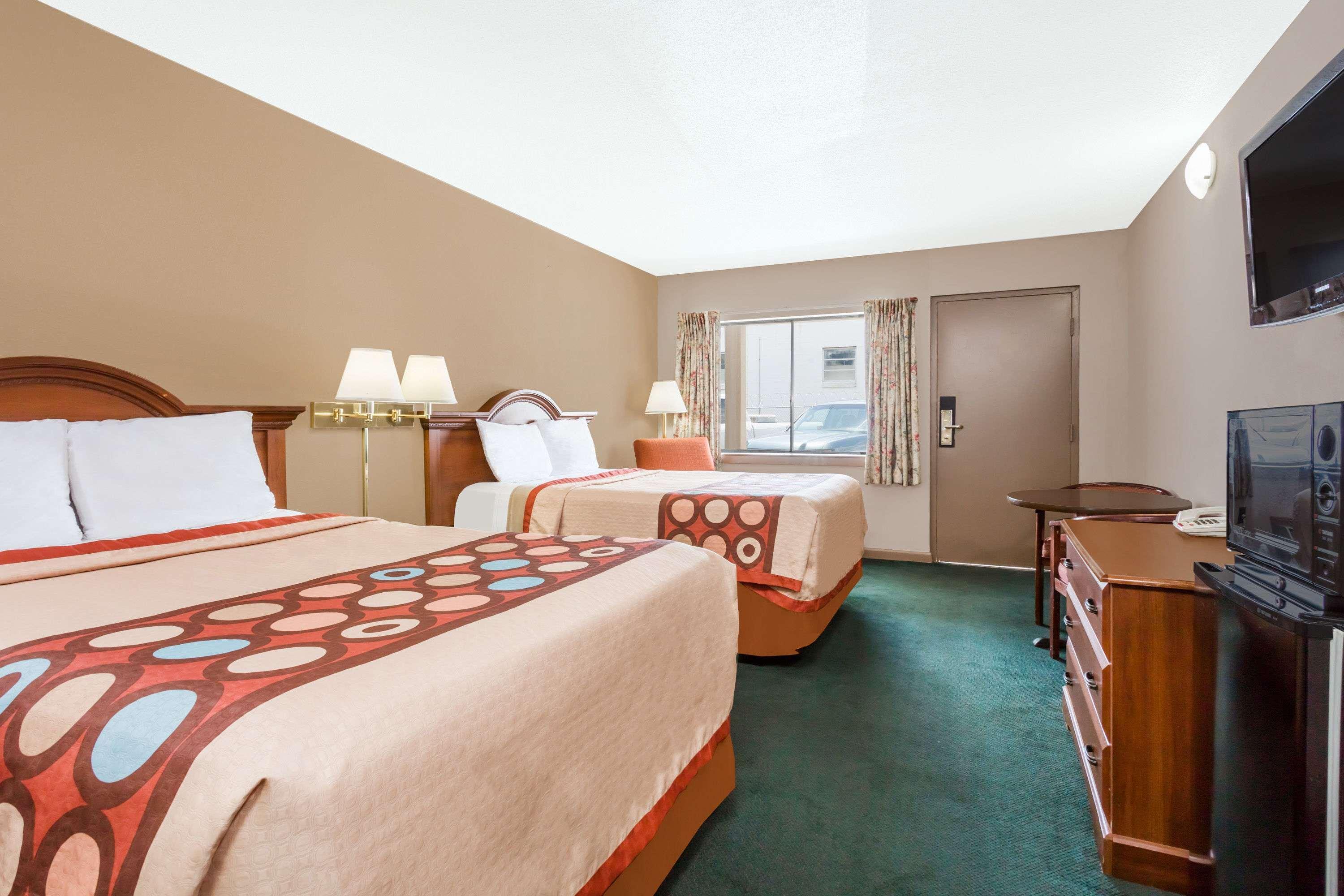 Super 8 By Wyndham Greensboro Exterior photo