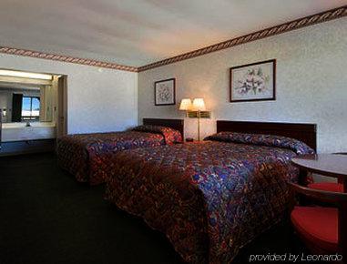 Super 8 By Wyndham Greensboro Exterior photo